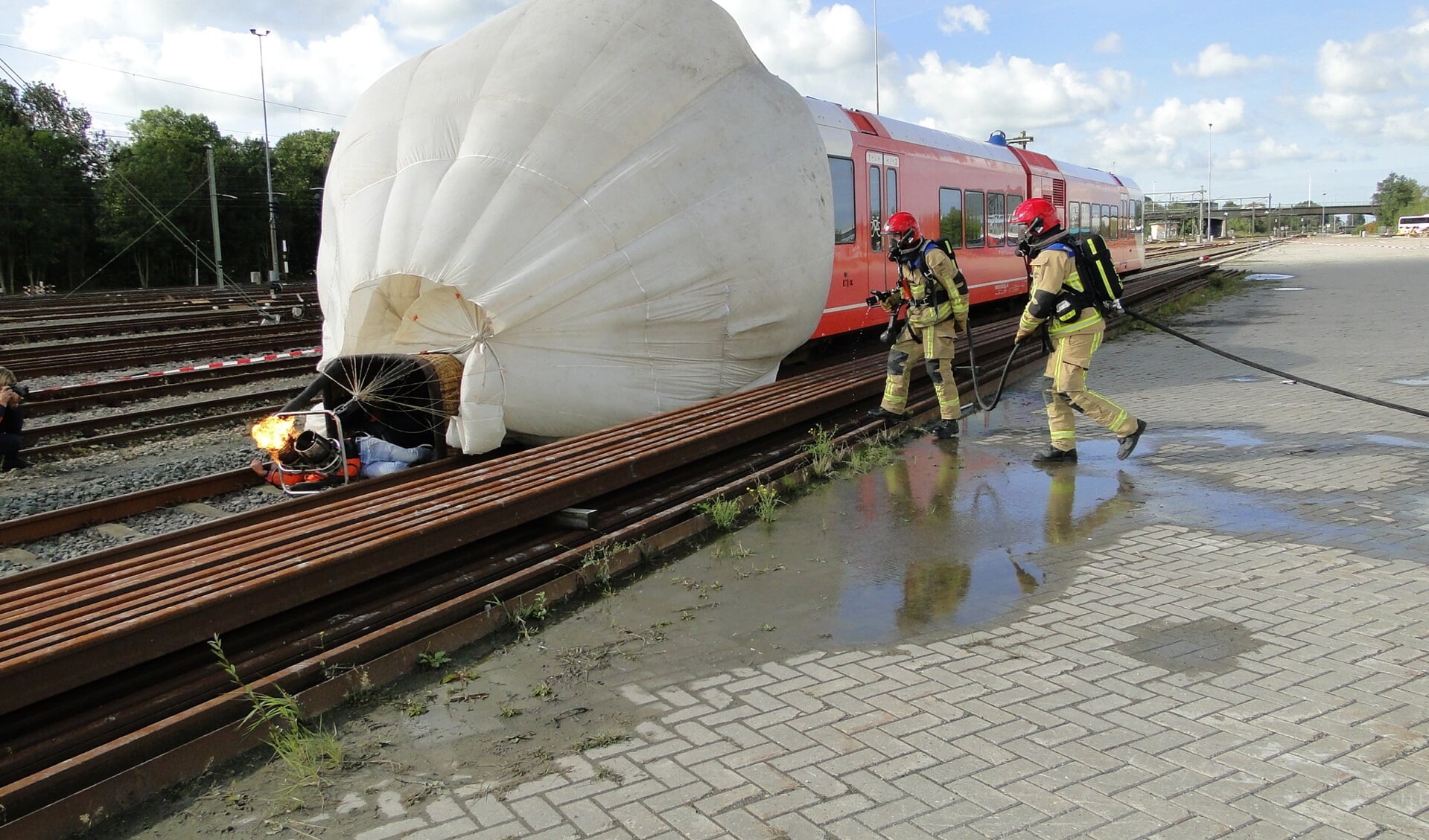 In het scenario landde de luchtballon voor een treinstel waardoor er in een klap een aantal gewonden vielen. (Foto: Pep) 