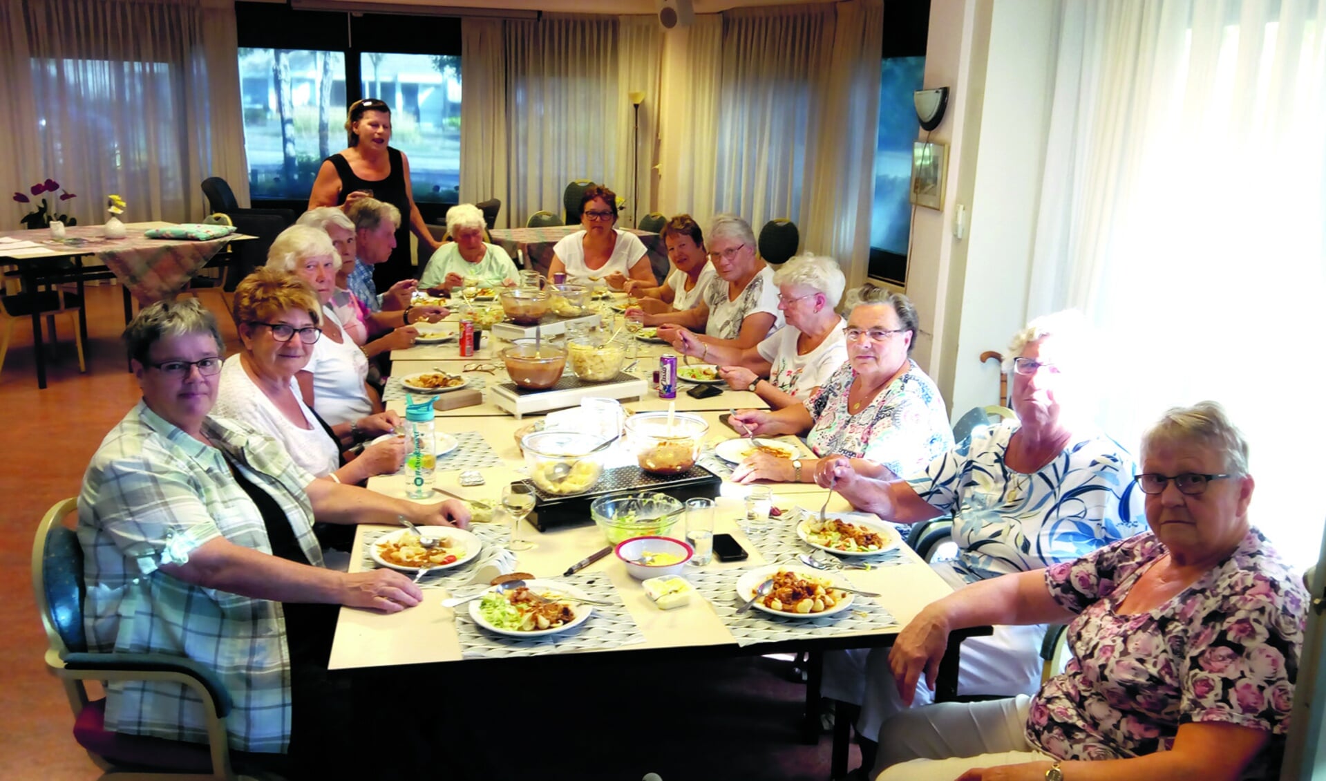 Een aantal bewoners van De Groene Horst geniet elke maand samen van een door bewoonster Joke de Geus gekookte warme maaltijd. (Foto: Bos Media Services)