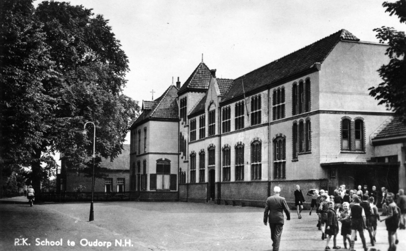 De St. Josephschool aan de Herenweg in vroeger tijden (circa 1952). (Foto: aangeleverd)