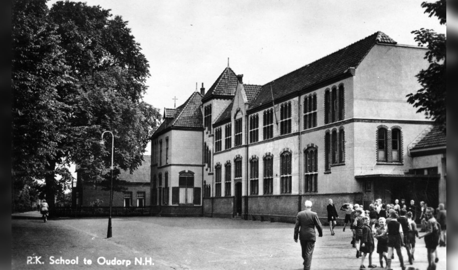 De St. Josephschool aan de Herenweg in vroeger tijden (circa 1952). (Foto: aangeleverd)