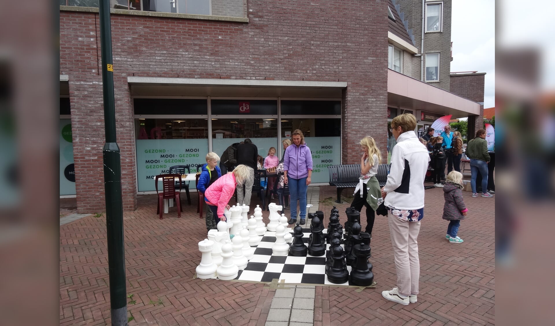 Verschillende kinderen en hun ouders kwamen de schaakstukken verzetten bij hun pogingen een partij te winnen. (Foto: aangeleverd)