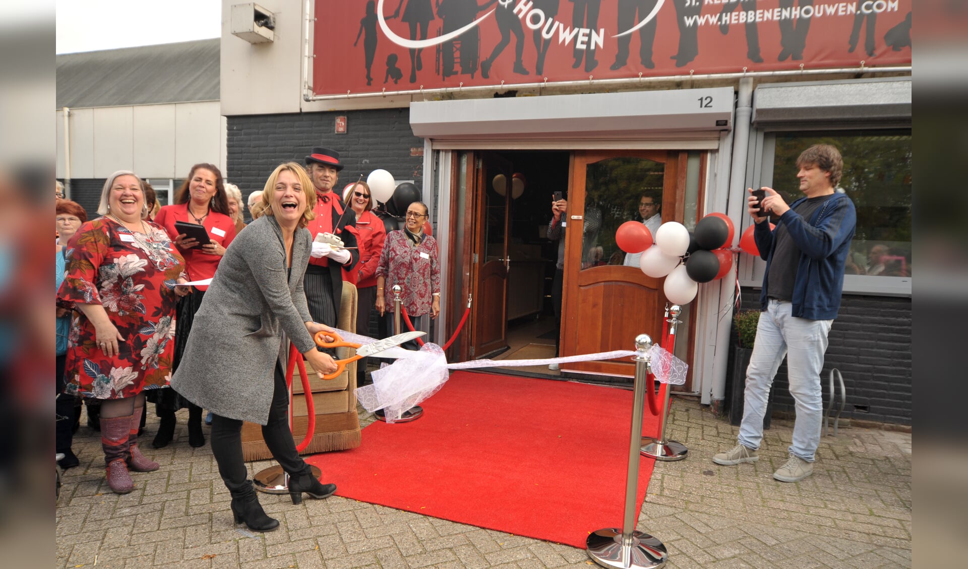 Erna Berends knipt het lint door. (Foto: Rob Beense / www.foto.beense.nl)