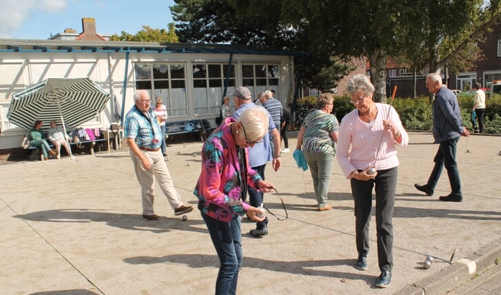 Agnes (midden) en Marja filmden de jeu de boulers. Links Mirna Lighthart, die het project samen met Marieke Boon in Haarlem startte. (Foto: John Bontje) 