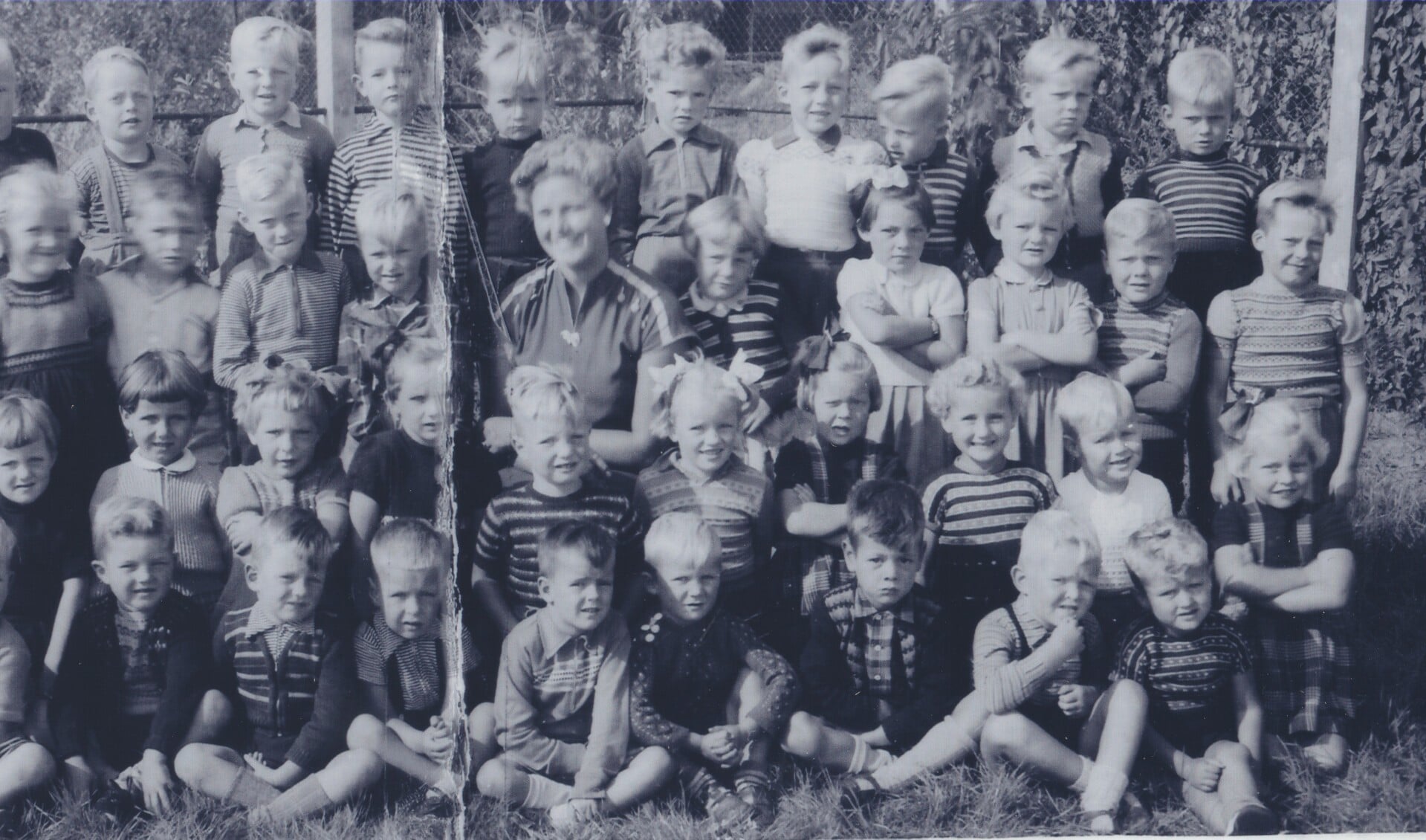 Deze foto uit het archief van de Historische Kring Heemskerk toont de kinderen van kleuterschool St. Bernadette uit het jaar 1957. (Foto: Aangeleverd)
