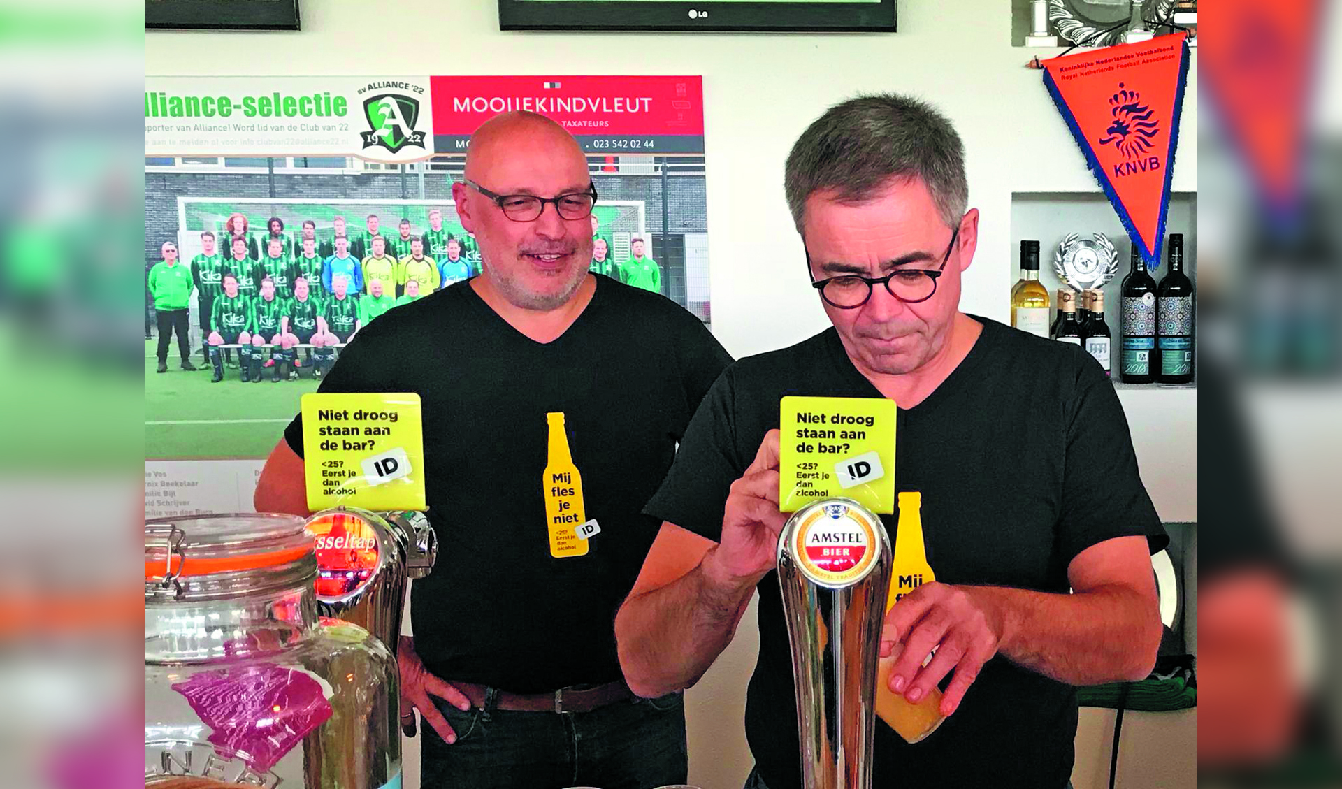 Onder toeziend oog van een barvrijwilliger, tapt burgemeester Jos Wienen (rechts) een biertje. (foto aangeleverd)