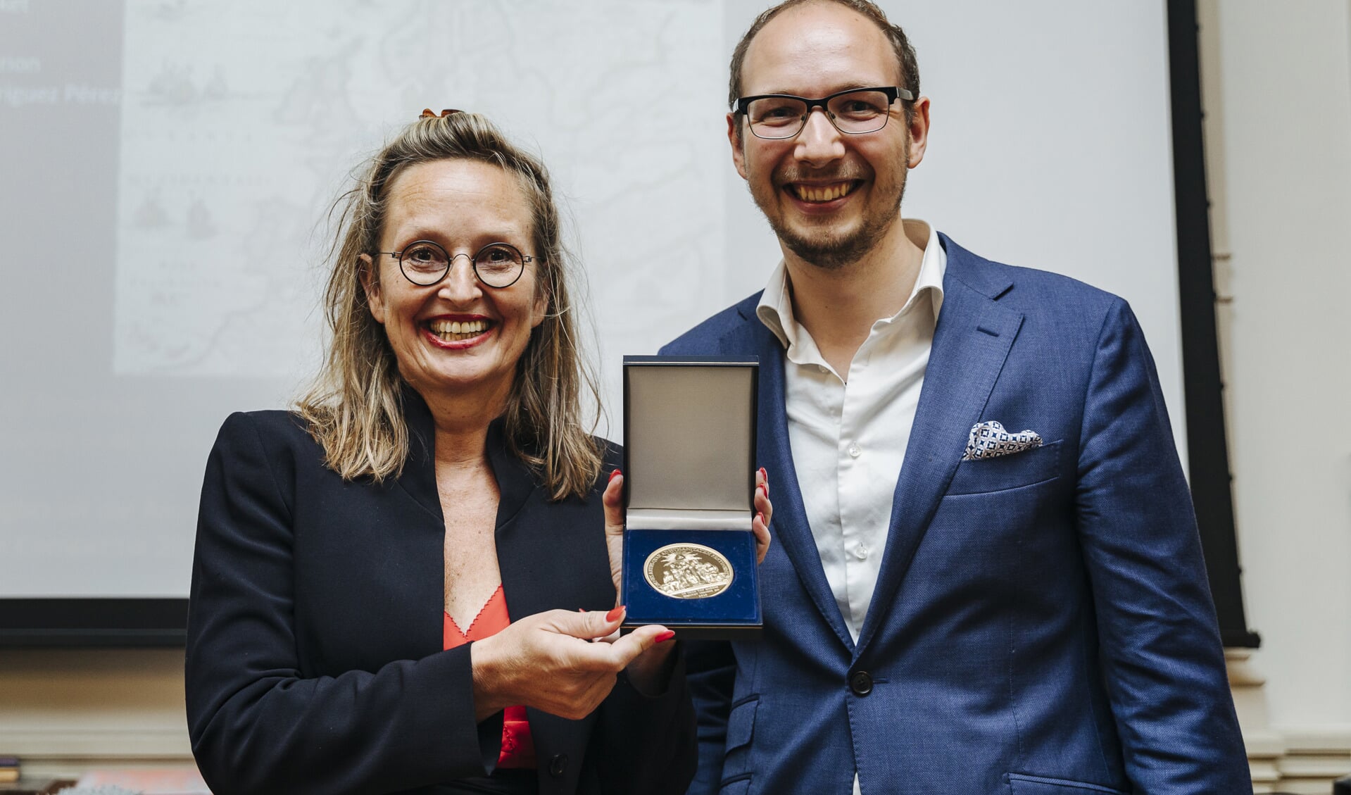 Neerlandici Olga van Marion en Timothy Vergeer ontvingen afgelopen vrijdag de gouden prijspenning van het Teylers Tweede Genootschap. (foto: Bibi Veth)