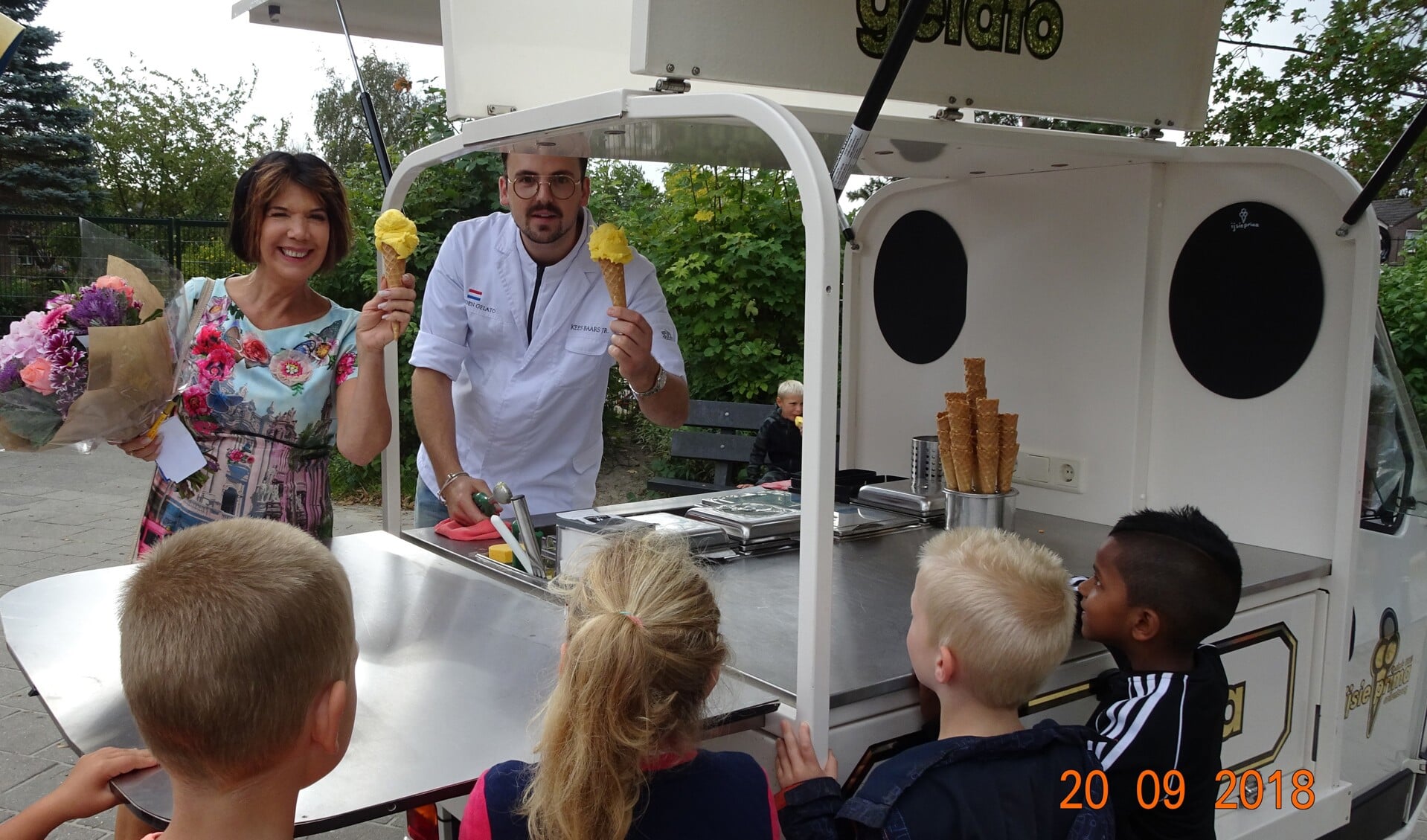 Op een mooie zonnige donderdagochtend werden alle kinderen van de hele school in Noord Scharwoude door juf Thea getrakteerd op een ijsje. (Foto: Ria de Lange)