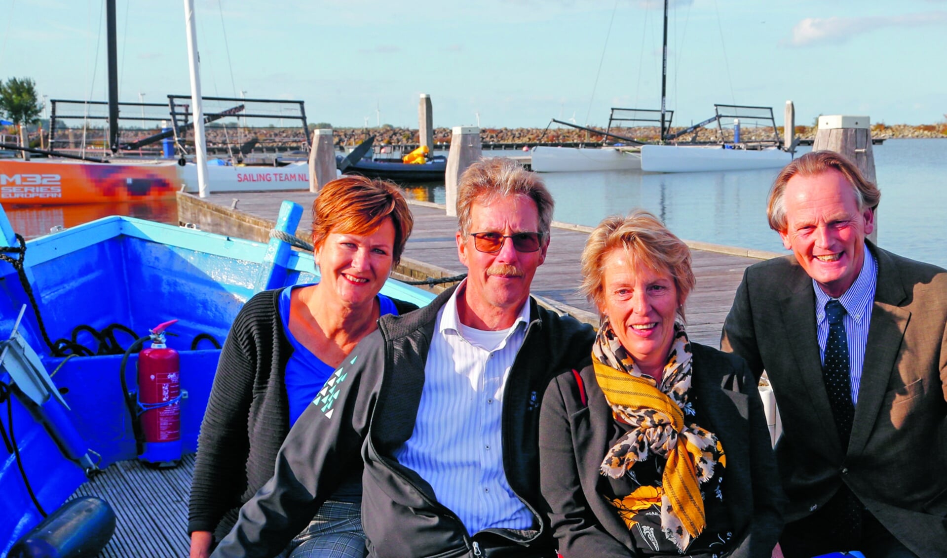 Burgemeester Nijpels bedankte het havenmeesterechtpaar Hanenberg voor hun jarelange inzet in Regatta Center Medemblik. (Foto: gemeente Medemblik)