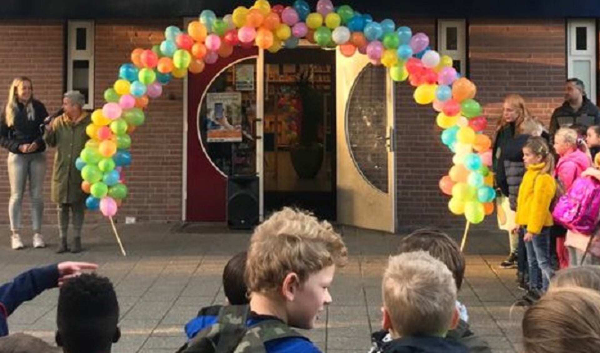De kinderen worden opgewacht met een ballonnenboog. (Foto: aangeleverd)