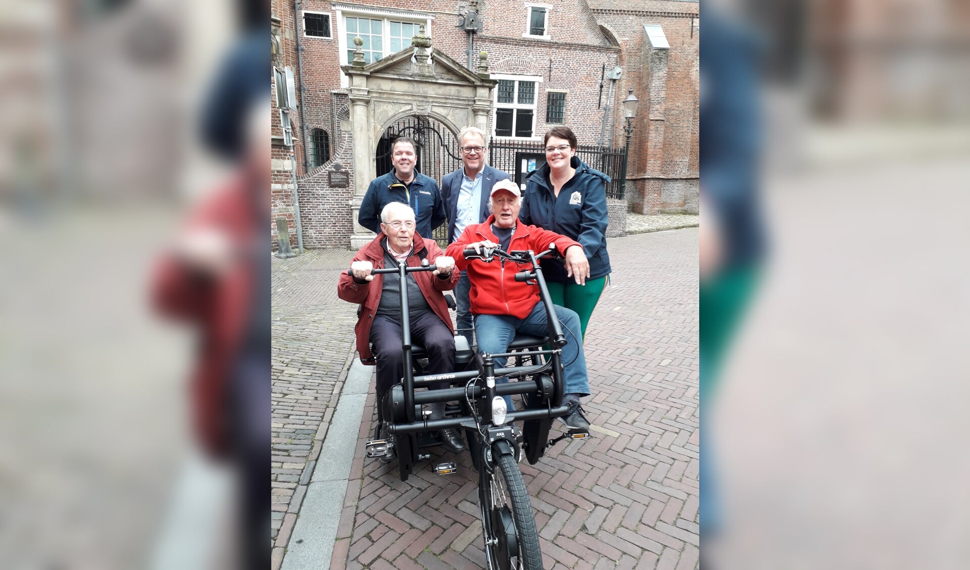 Kees van Stek, Douwe Boeijenga, Marjan Bielsma (boven v.l.n.r.) en op de fiets de heer De Wolf en Wil. (Foto: aangeleverd)