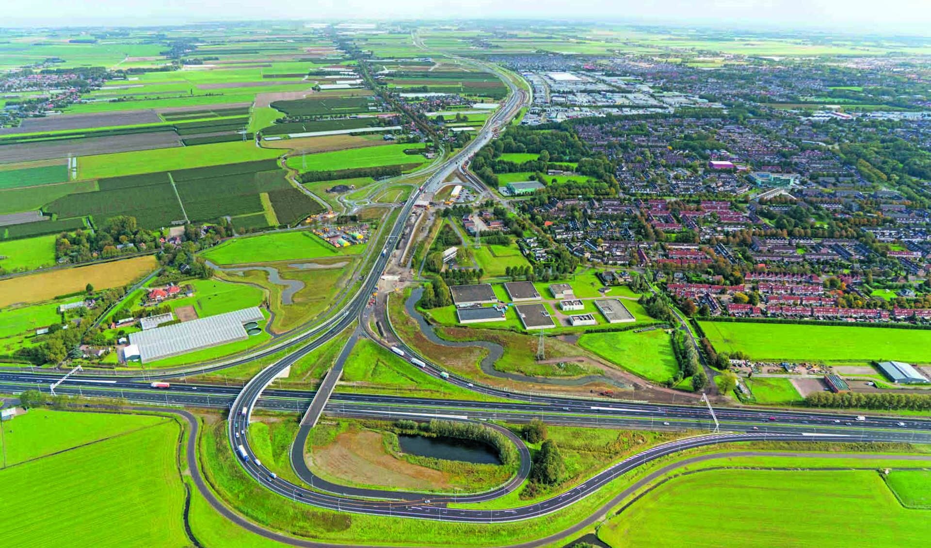 'West-Friesland krijgt twee fraaie nieuwe provinciale wegen', aldus gedeputeerde Elisabeth Post. (Foto: Aerovista Luchtfotografie)
