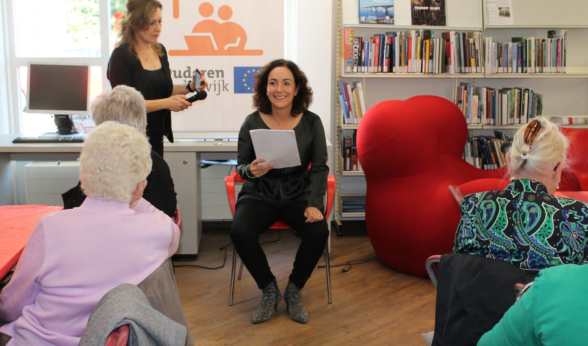 De burgemeester van Amsterdam leest voor. (Foto: Wendy Ruittemanz/RM)