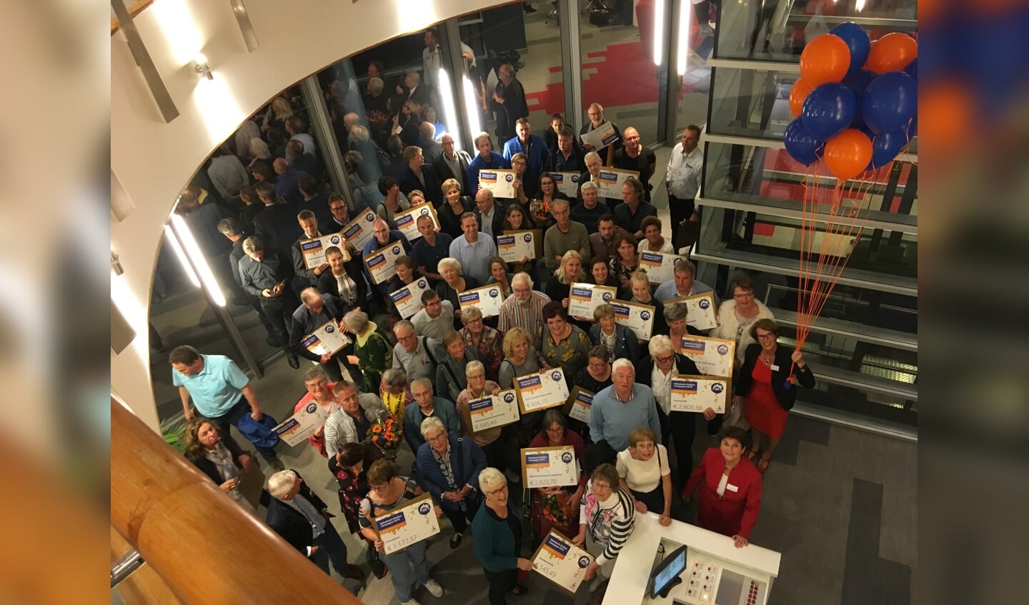 De grootste winnaars van de avond werden stichting CarMar (midden), RKAV Volendam (links) en museum De Speeltoren. (Foto: Evert Ruis)