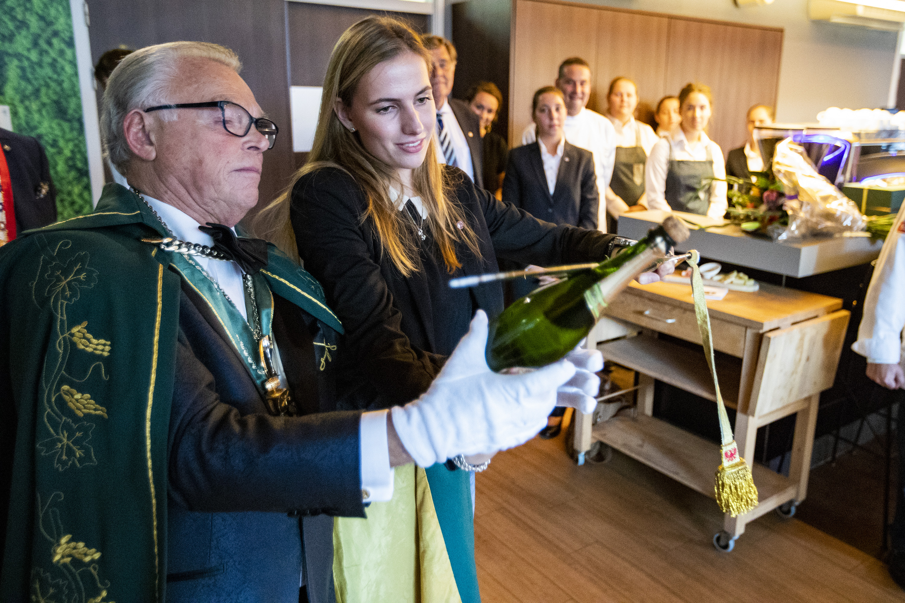 Fabiënne Bakker sabreert champagne en opent zo het gerestylede Nova Grand Café Restaurant. (Foto: PR)