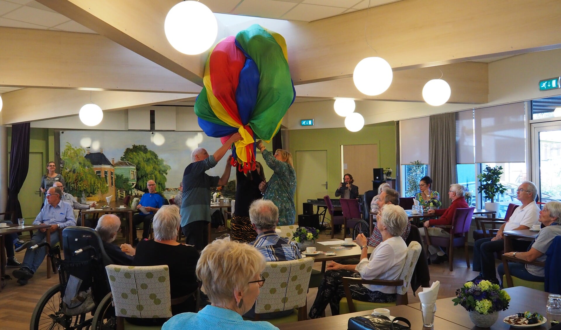 Feestelijke opening van het Parkinson Café Zaandam. (Foto: Parkinsoncafé Zaandam)