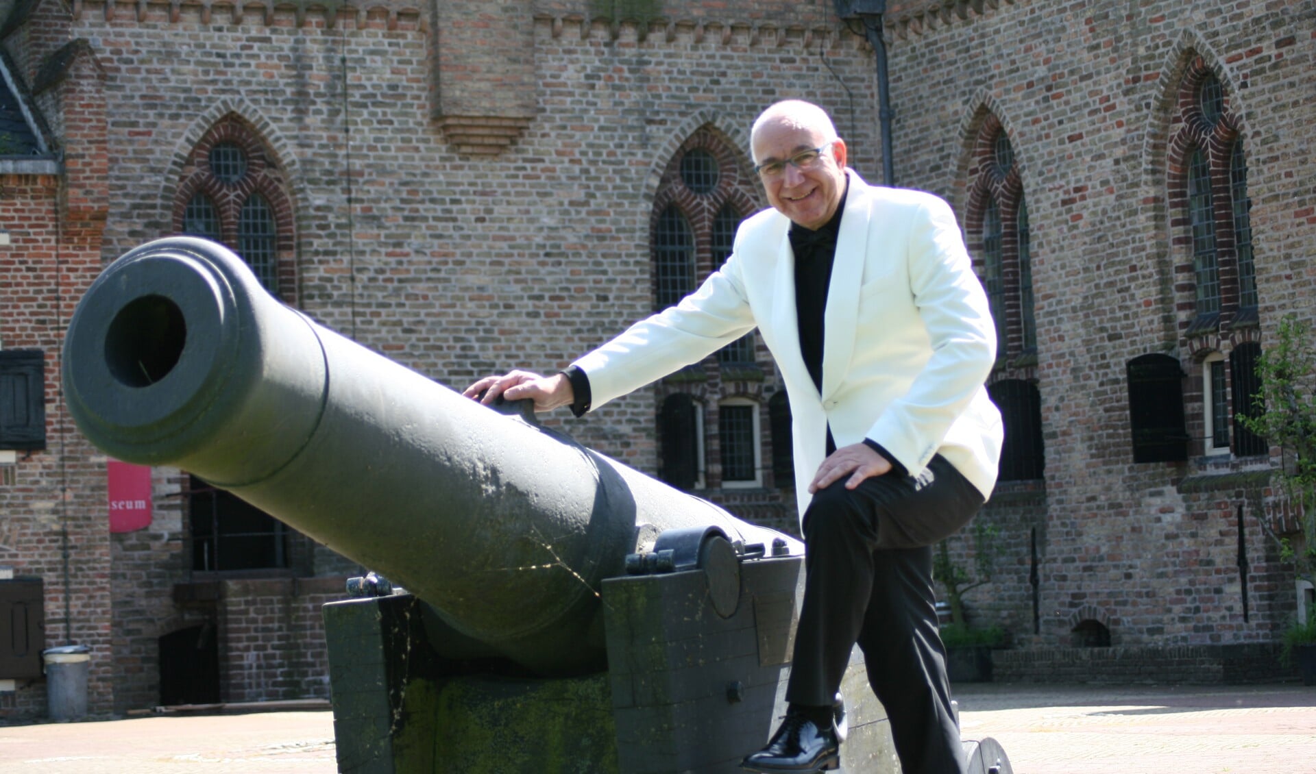 Emiel Huisman op het kanon, voor kasteel Radboud in Medemblik. (Foto: aangeleverd)