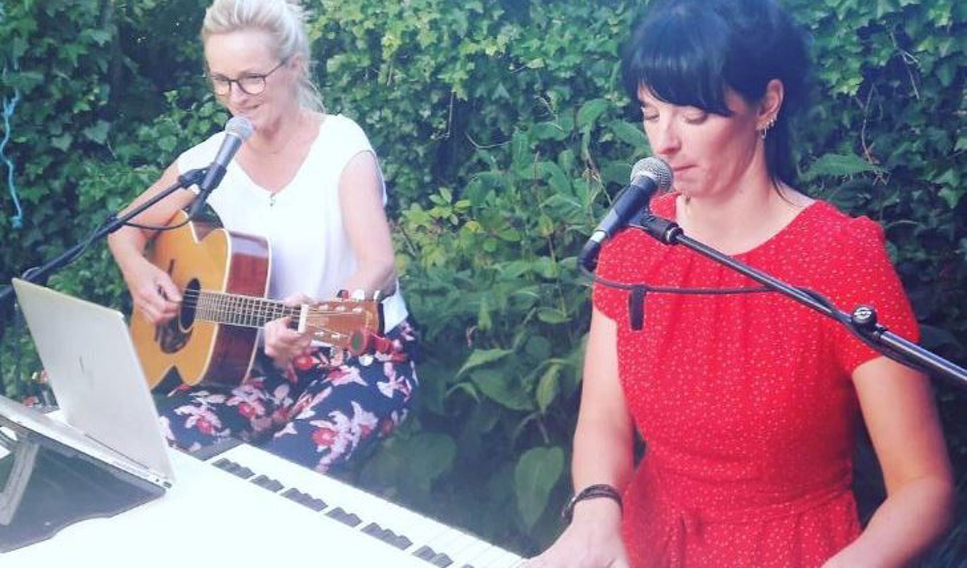 Anna en Irma zingen liedjes bij Vrouwen Kontakt Obdam. (Foto: aangeleverd)
