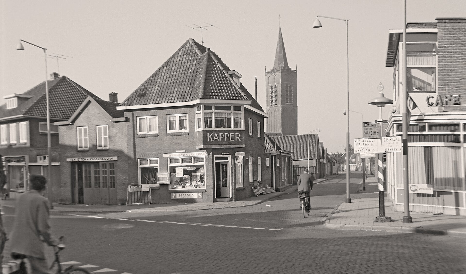 Een oud stadsgezicht van Beverwijk, met op de achtergrond de Wijkertoren. (FOTO: HGMK)