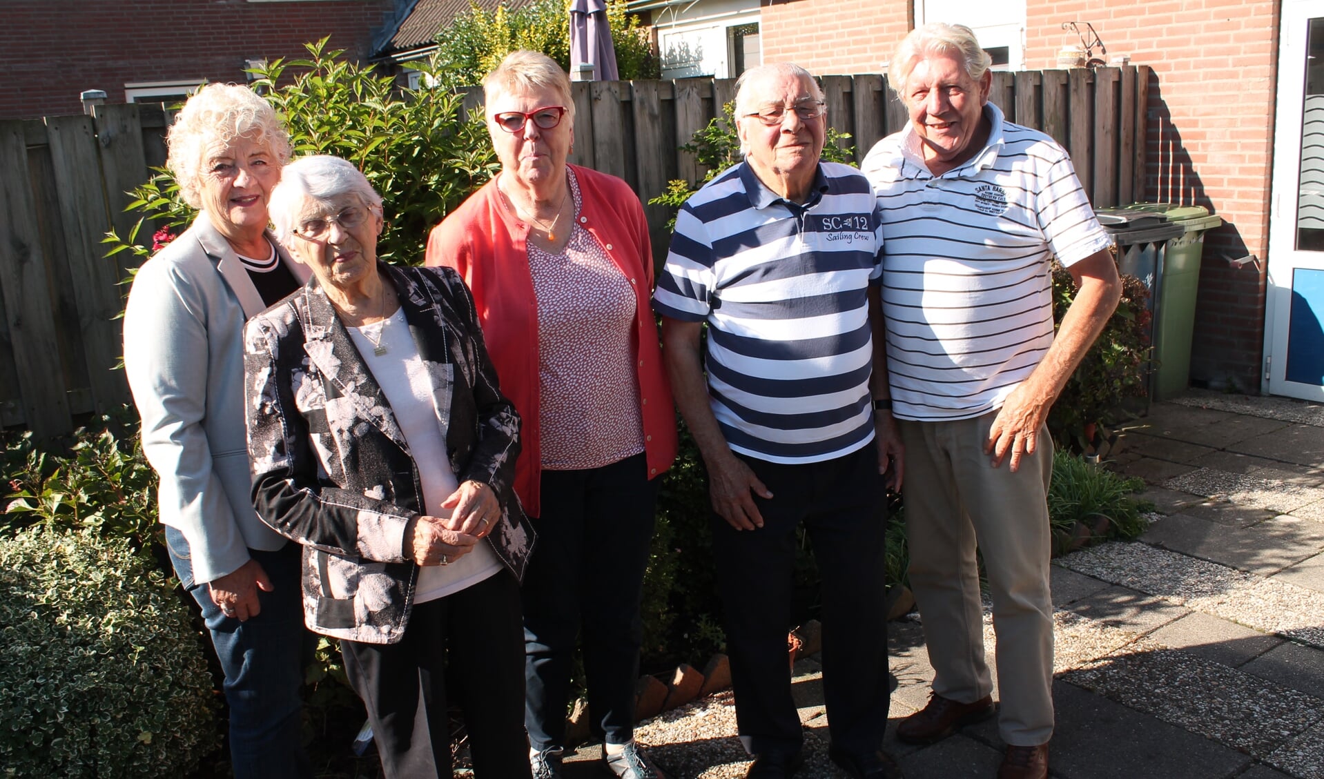 Van links naar rechts: Rita van der Wallen (voorzitter De Zonnebloem Purmerend), An Swart, Sietske van Houten, Louis Sewing en Herman Westra. (Foto: RM/John Bontje)