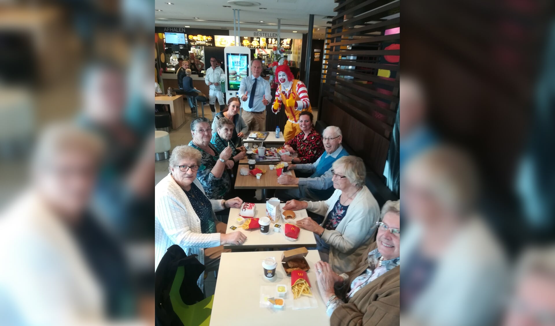 De Heemskerkse ouderen genoten vrijdag van hun lunch bij McDonald's. (FOTO: GOUDEN DAGEN HEEMSKERK)