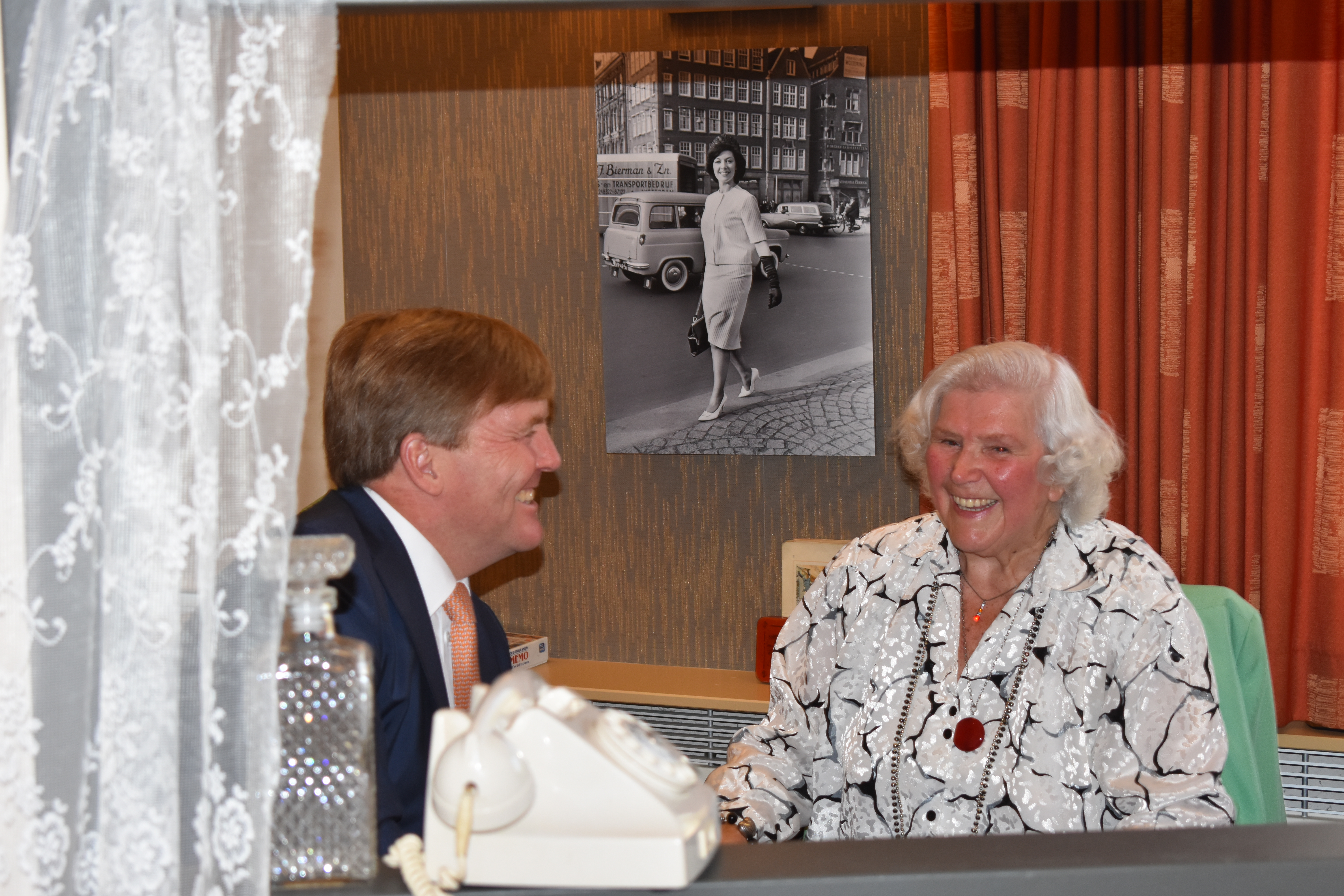 Koning Willem-Alexander met een bewoonster van Evean Nieuw Groenland. (Foto: Daan Ruijter/Rodi Media)