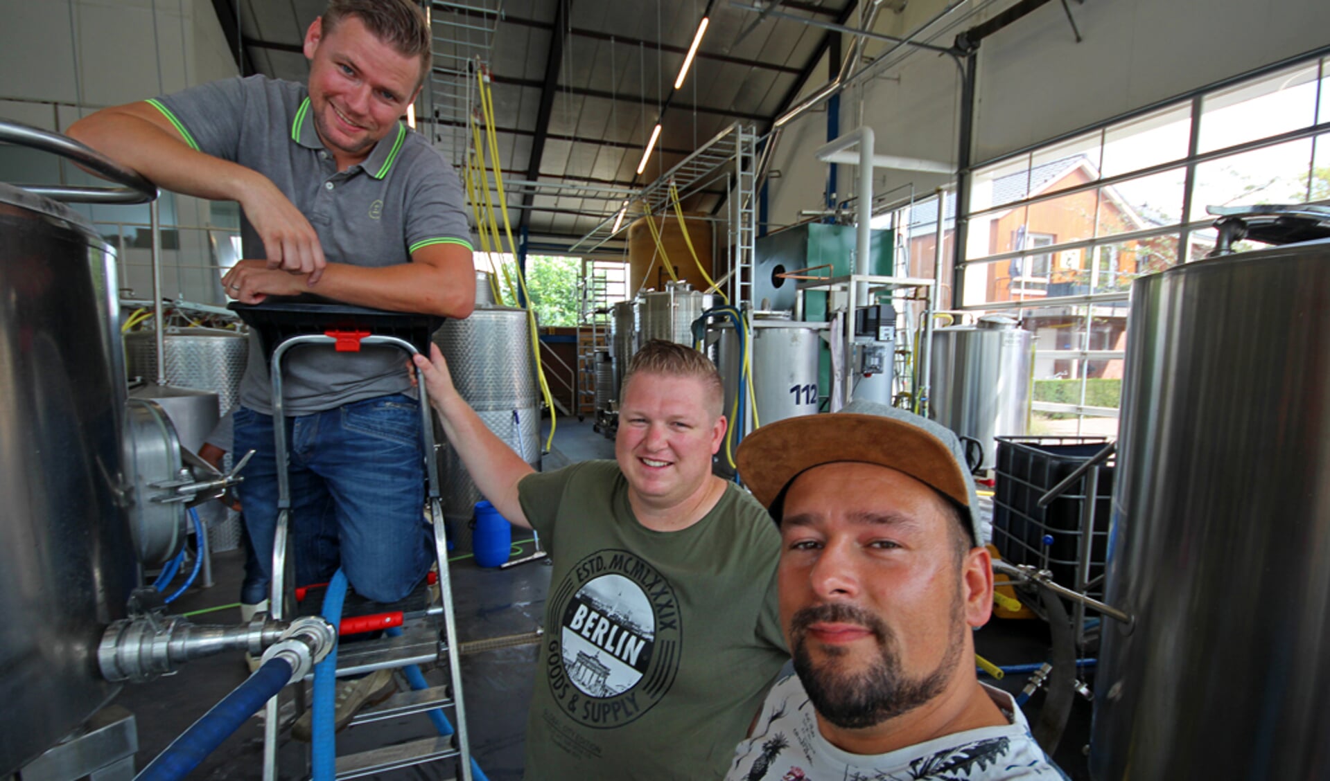 De Uitgeester buurmannen Ricardo, Stefan en Roderick hebben het geklaard: hun eigen 'Bier door Mannen'. (foto aangeleverd) 