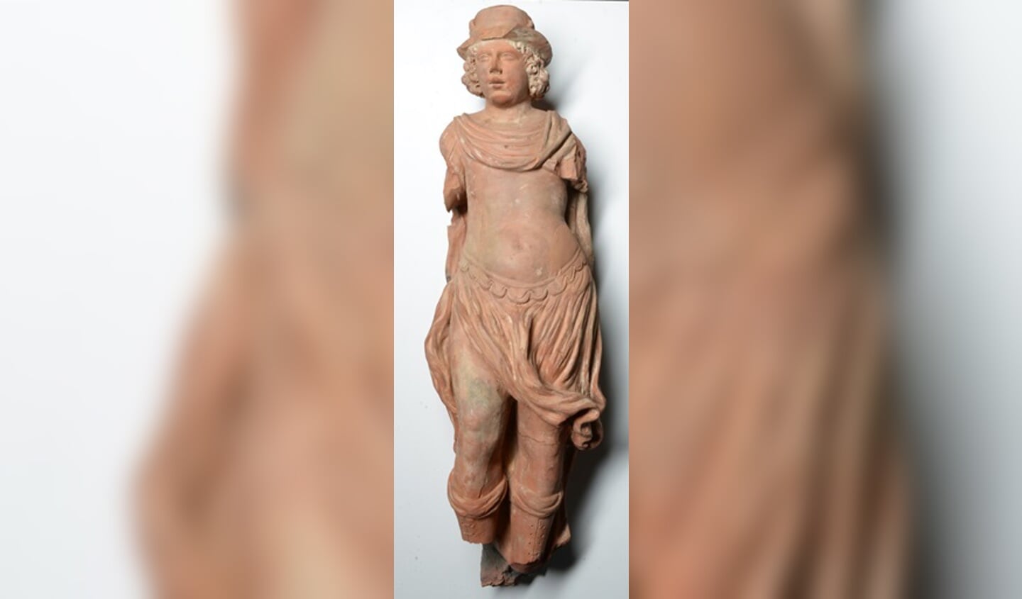 Tijdens een archeologische opgraving aan de Romeinstraat in het centrum van de VOC-stad Enkhuizen werd bij toeval een nagenoeg compleet beeld van de Romeinse god van de handel Mercurius gevonden. (Foto: aangeleverd)