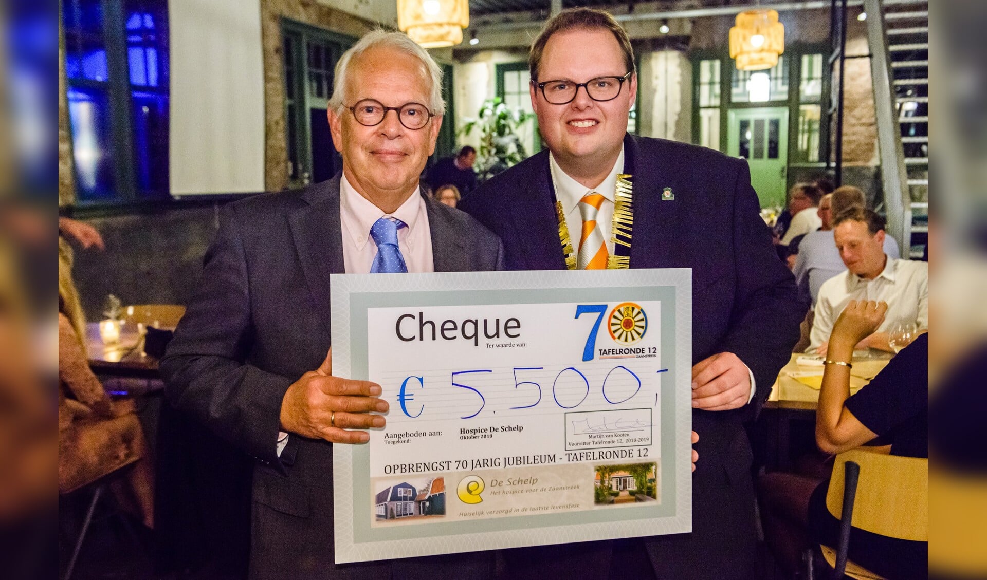 Hospice De Schelp ontving een cheque van 5.500 euro. (Foto: Pascal Fielmich / Tafelronde 12 Zaanstreek) 