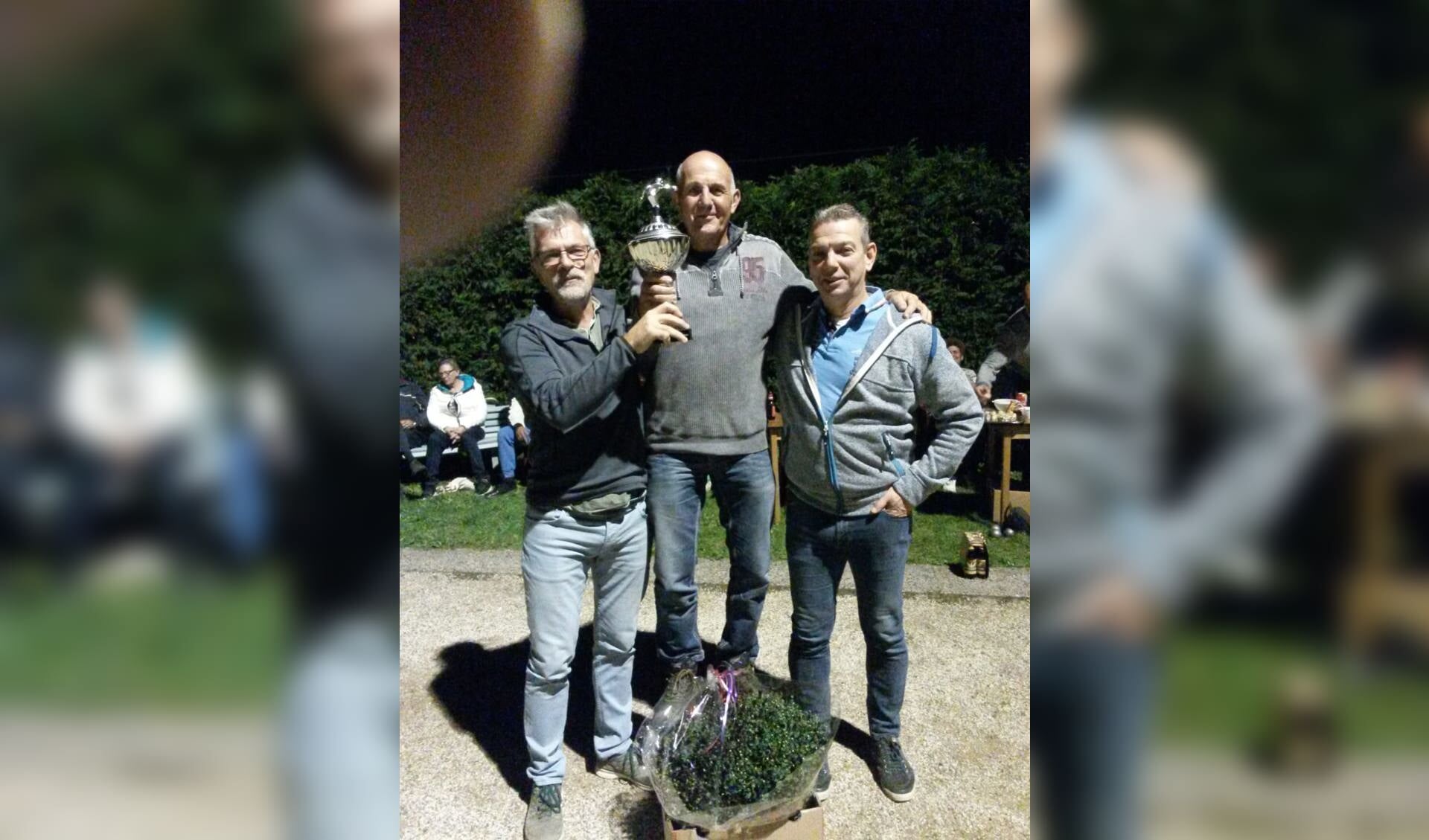 KnolBoules-winnaar Mart van der Vlekkert met de wisselbeker, geflankeerd door Marcel Bults (links) en Robert Jan Krijgsman. (Foto: Bart van der Laan)