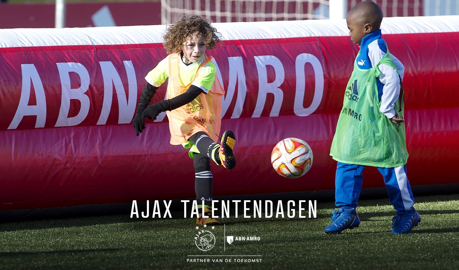 Talenten in de dop willen graag voetballen in het magische rood-wit van Ajax. (Foto: aangeleverd)