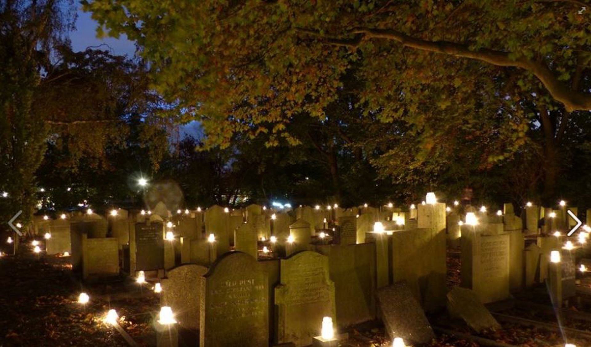 De begraafplaats wordt voor zo'n tweeduizend waxinelichtjes verlicht, een betoverend gezicht. (Foto: Historische Vereniging Wormerveer)