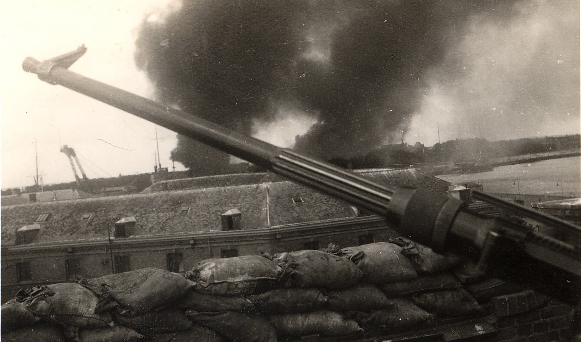 Luchtaanval op de Rijskwerf in 1940. (Foto: aangeleverd)