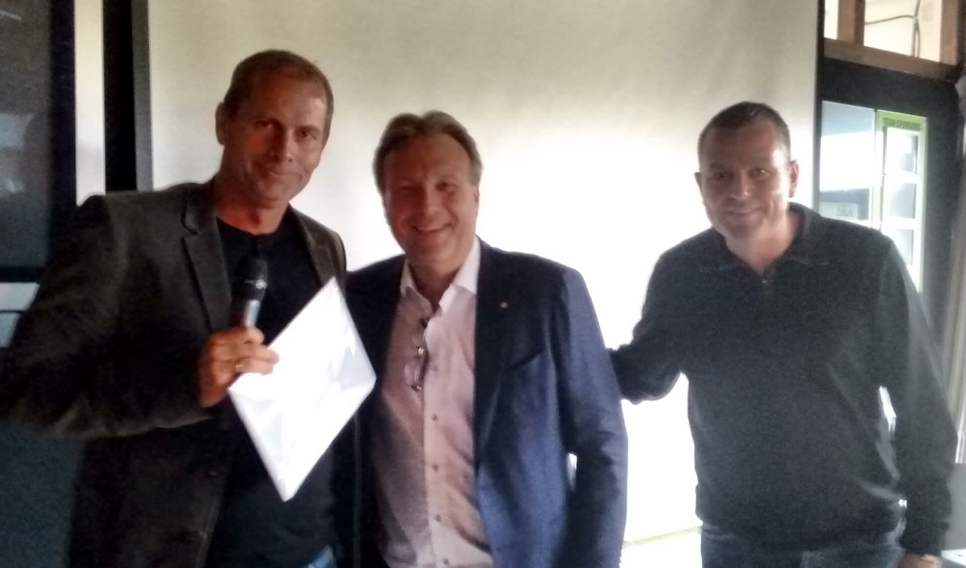 De overhandiging van de cheque door afgevaardigden van de Lionsclub Landsmeer aan de voorzitter van IVV. (Foto: aangeleverd)