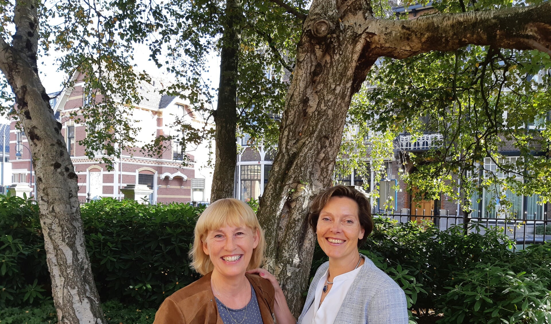 Annelies Zoomers van de SKOS en Maureen Posthumus van Kinderopvang Haarlem. (foto aangeleverd)