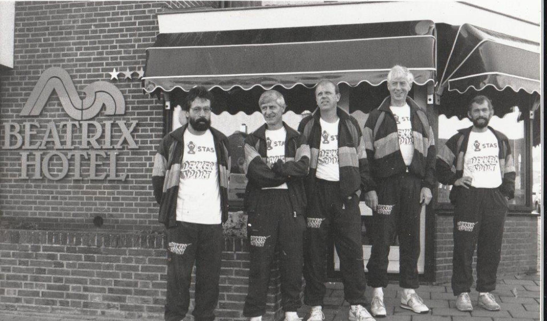 V.l.n.r.: Jan van Eeden, Leo Jong, Robin Kolkman, Ben Mooiman en Marius Joustra (boek Den Helder jaren negentig deel 1 in voorbereiding). (Foto: aangeleverd)