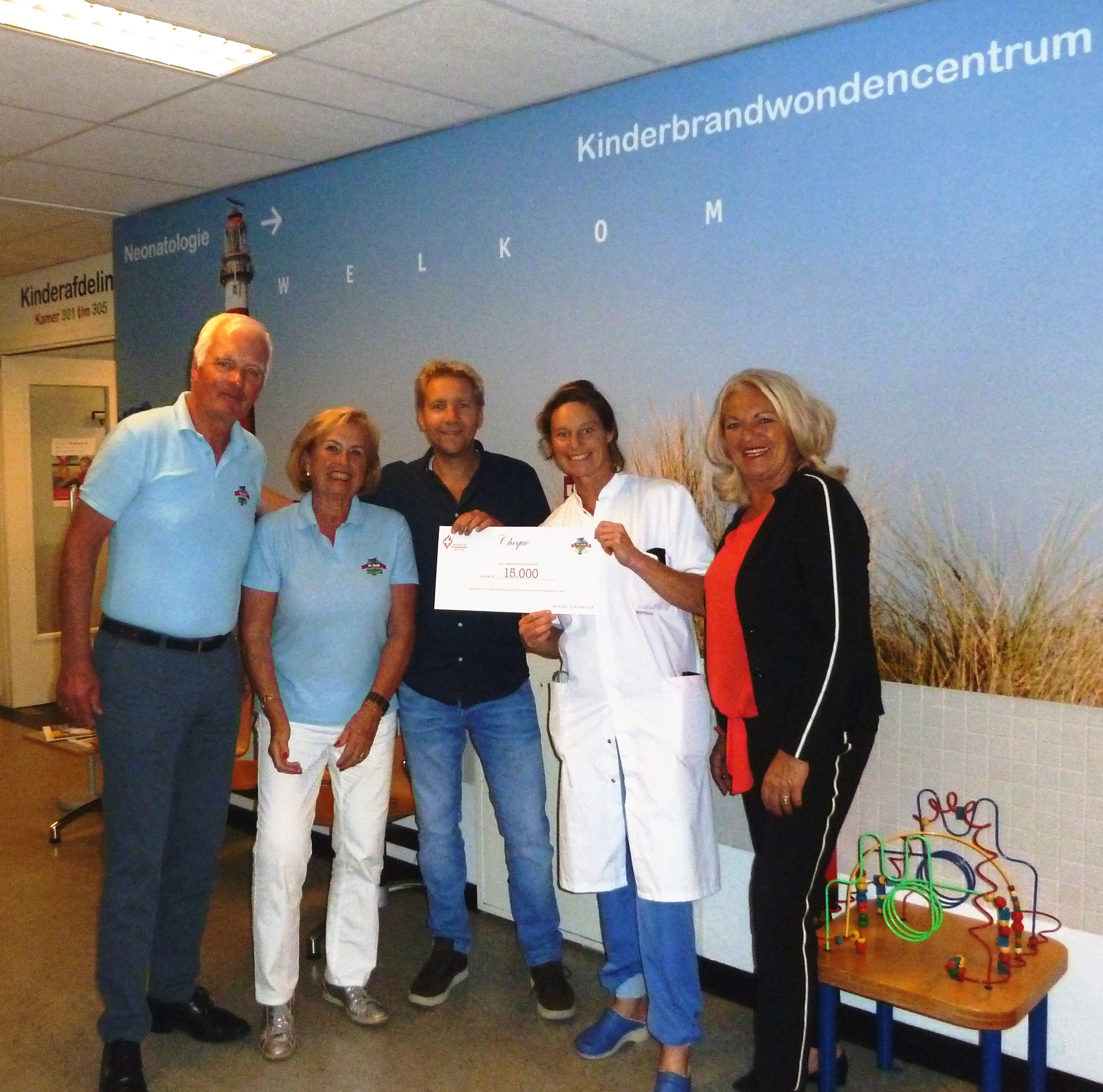 Namens de lustrumcommissie van de Heemskerkse Golfclub hebben Cocky Andree en Henk Vromans de cheque ter waarde van 15.000 euro overhandigd aan Ariënne de Boer (fondsenwerver van de Nederlandse Brandwondenstichting), Annebeth de Vries (chirurg en hoofd Kinderbrandwondencentrum te Beverwijk) en