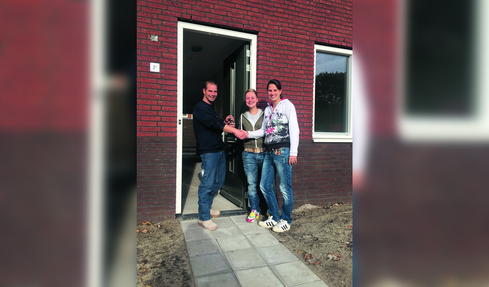 Uit handen van uitvoerder Johan Schelvis ontvingen deze bewoners vorige week de sleutel van hun nieuwe woning. (FOTO: SMIT'S BOUWBEDRIJF)