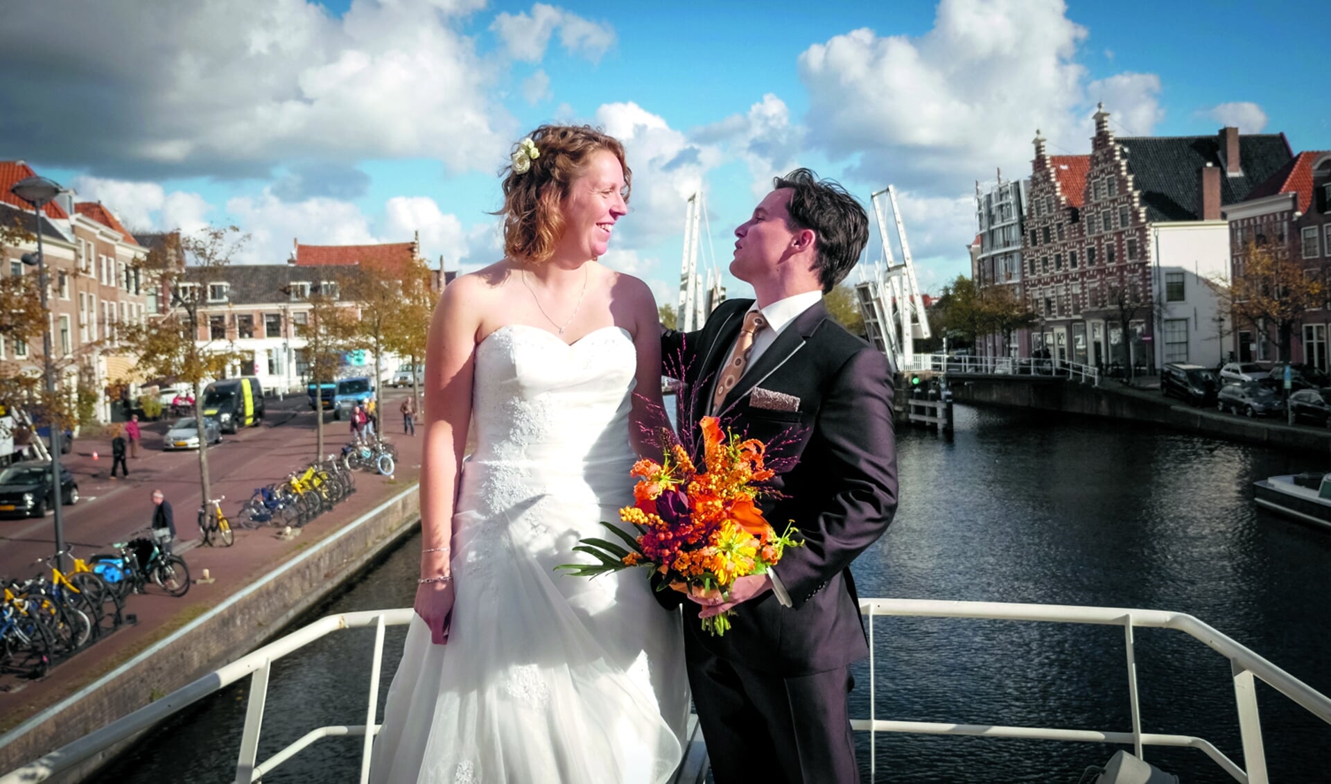 Jelle Woortman en Puck Metsers trouwen op de Johanna II op het Spaarne. (foto aangeleverd)