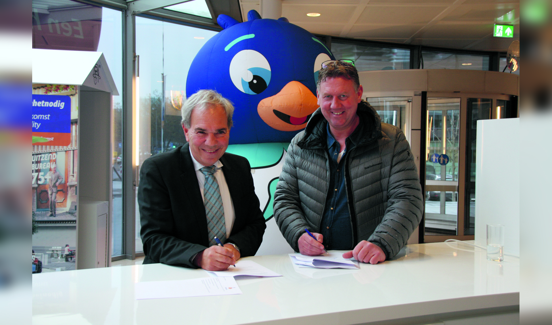 Arwin Versteyne, namens Winters Purmerend (rechts) en Directeur van Rabobank Waterland en Omstreken, Henny Maes, zetten de handtekening onder het sponsorcontract. (Foto: aangeleverd)