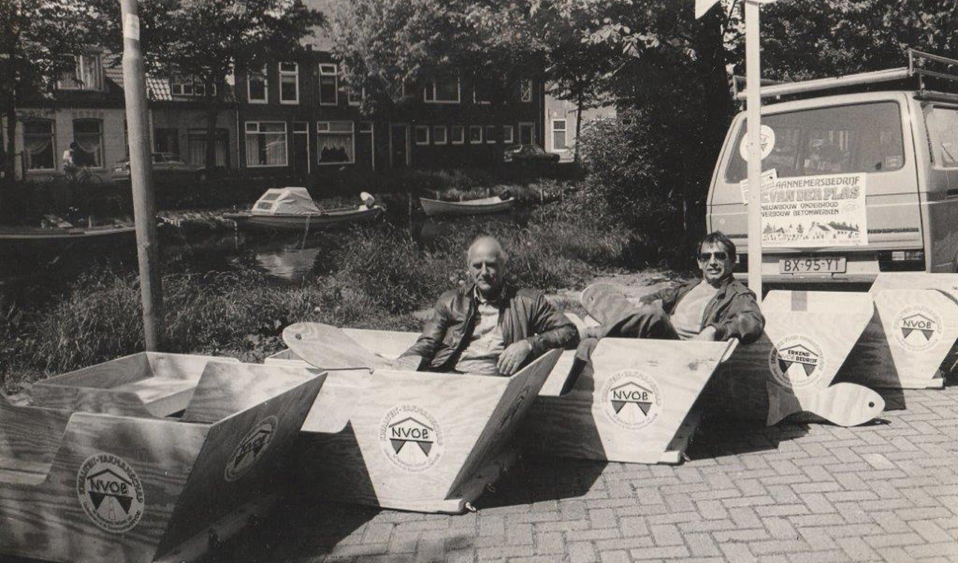 Cornelis van der Plas (voor) en collega Jan Dozy nabij de werkplaats van aan de Keizersgracht. (Foto: aangeleverd)