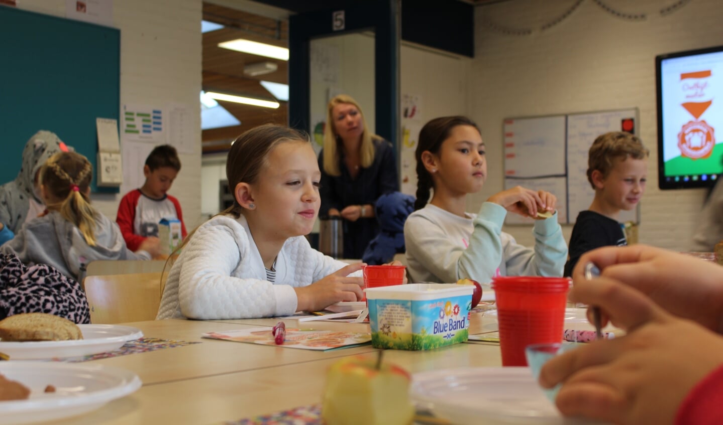 Tim en Lieke vinden het gezellig om samen met hun klasgenootjes te ontbijten. (Foto's: Rodi Media/AO)