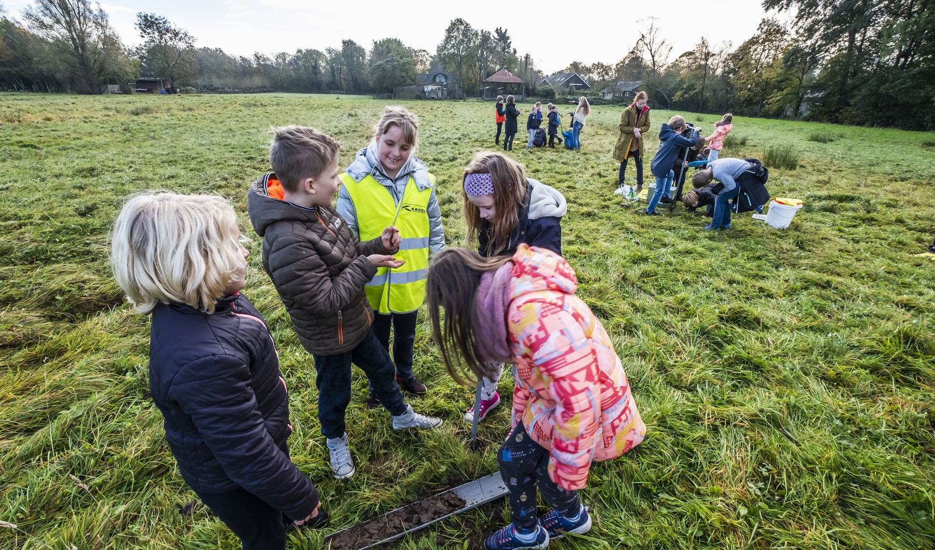 Leerlingen van OBS Teun de Jager in Schoorl verzamelen ‘bodemtype: EZg21’ op het land van boerin Backer in Aagtdorp. (Foto: Erna Faust.) 