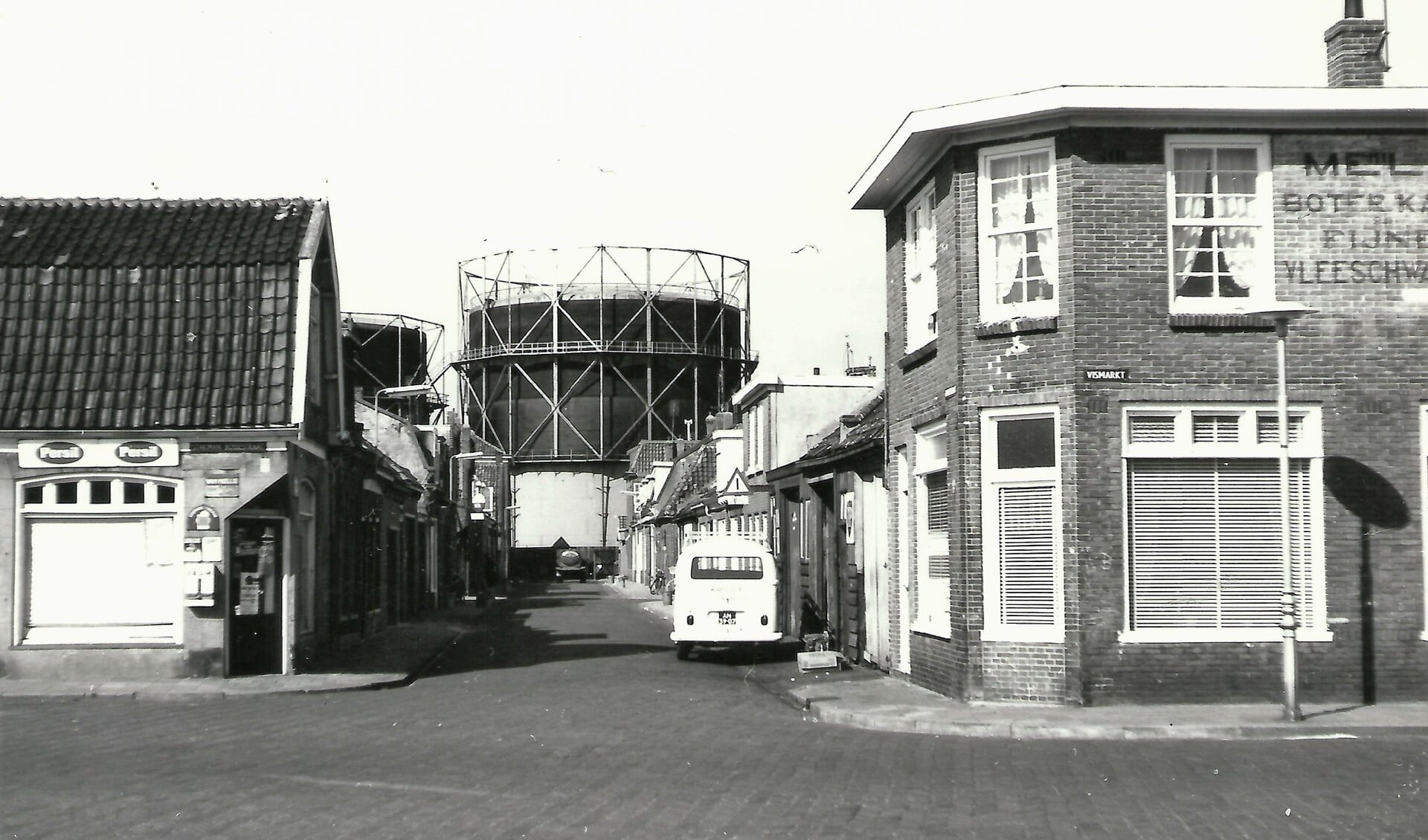 Zicht op de Oranjestraat vanaf de Vismarkt in de Visbuurt. (Foto: Helderse Historische Vereniging)