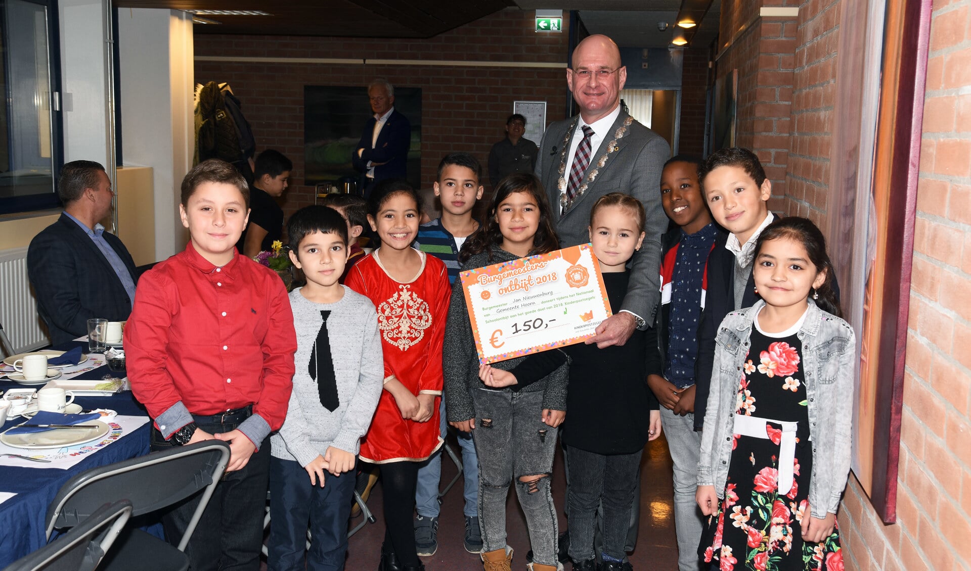 Na het ontbijt ontvingen de leerlingen uit handen van burgemeester Jan Nieuwenburg een cheque voor de Stichting Kinderpostzegels. (Foto: aangeleverd)