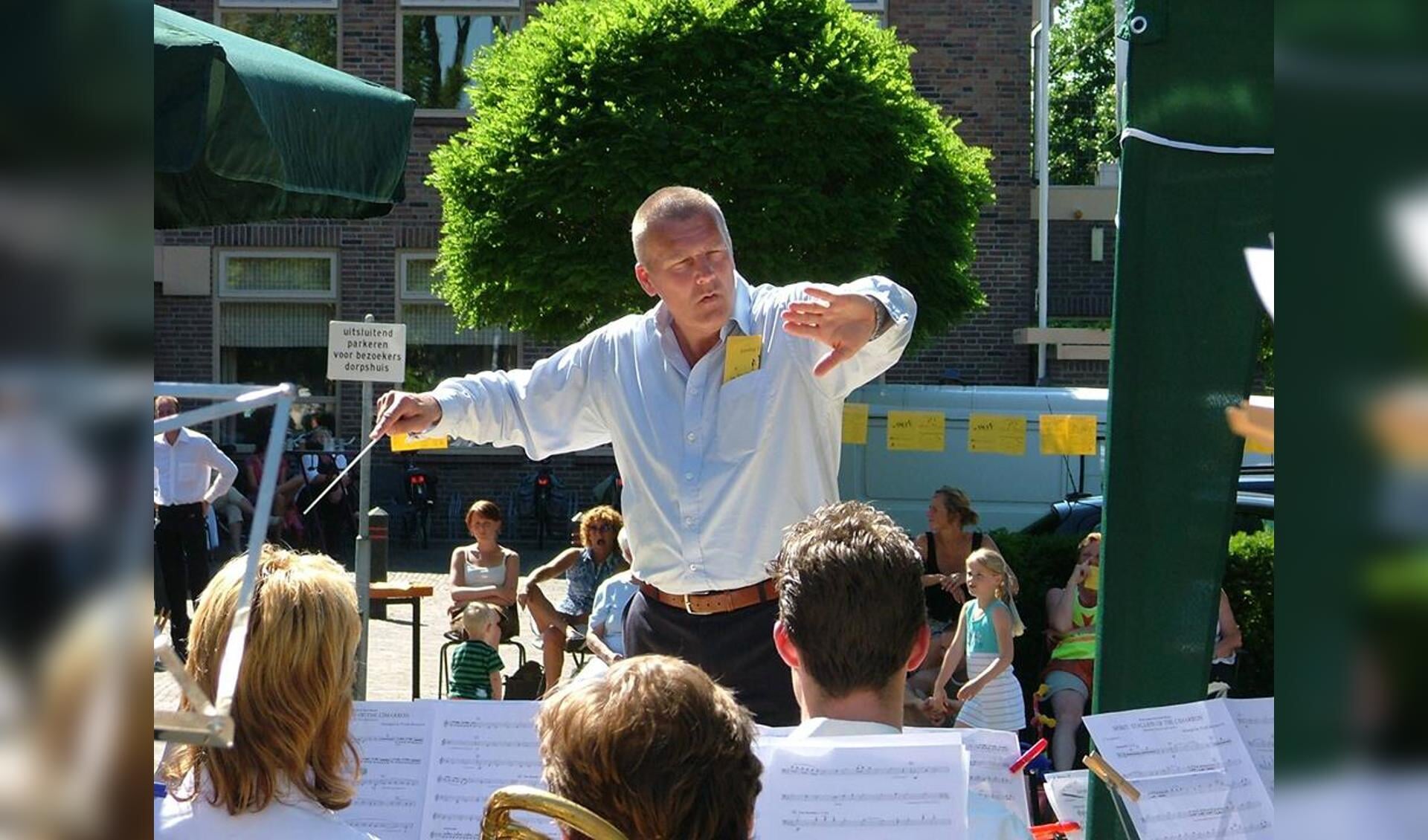 De jubilerende dirigent Bert Ridder in actie. (Foto: aangeleverd)