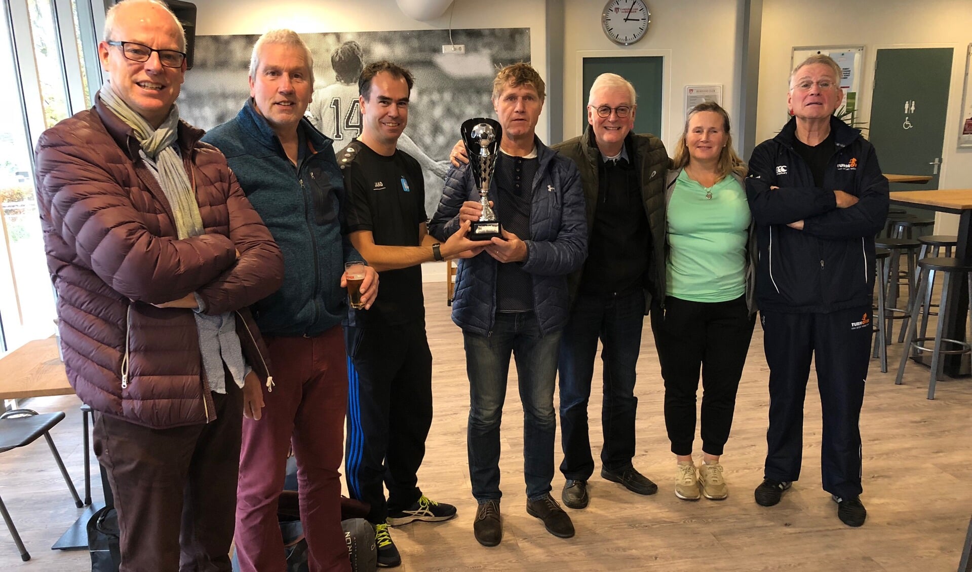 Overhandiging Rodi Media Cup door Dennis Schuit aan het team respectievelijk de aanvoerder van Walking Football Heiloo). (Foto's: aangeleverd).