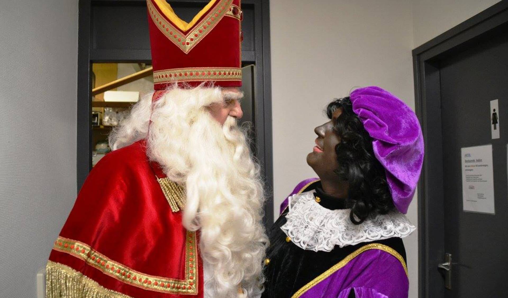 Sinterklaas en Piet komen in De Weyver in Hoogwoud en maken er samen met de kinderen een feestje van. (Foto: aangeleverd)
