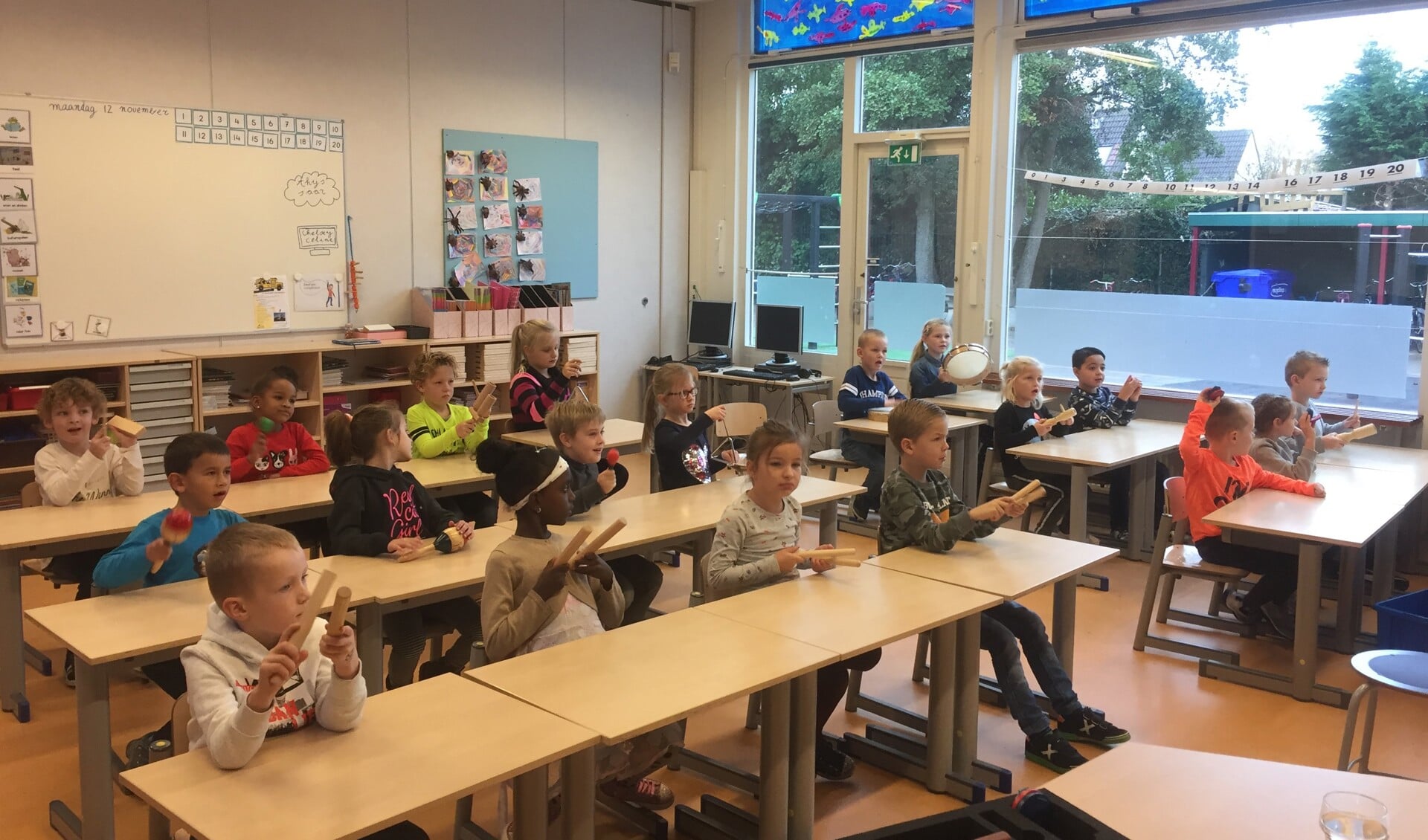 Leerlingen van de Anne Frankschool tijdens de muziekles. (FOTO: AANGELEVERD)