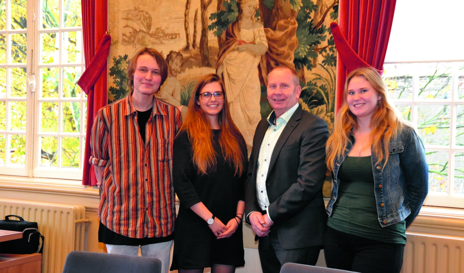 Wethouder Struijlaart in gesprek met Kim, Daan en Janne Lieke over de wens voor Tiny Houses in Enkhuizen. (Foto: aangeleverd)