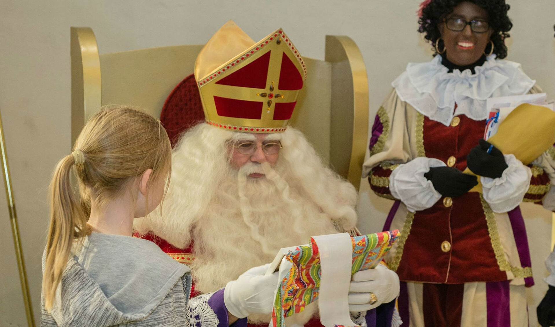 Sinterklaas gaat voorlezen in de bibliotheek. (Foto: Fokke Terpstra / Sint Nicolaas Genootschap)